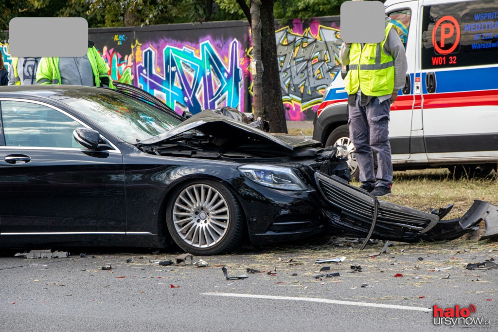 Mercedes wjechał w auto kosiarzy. Ogromne korki na Puławskiej w stronę centrum