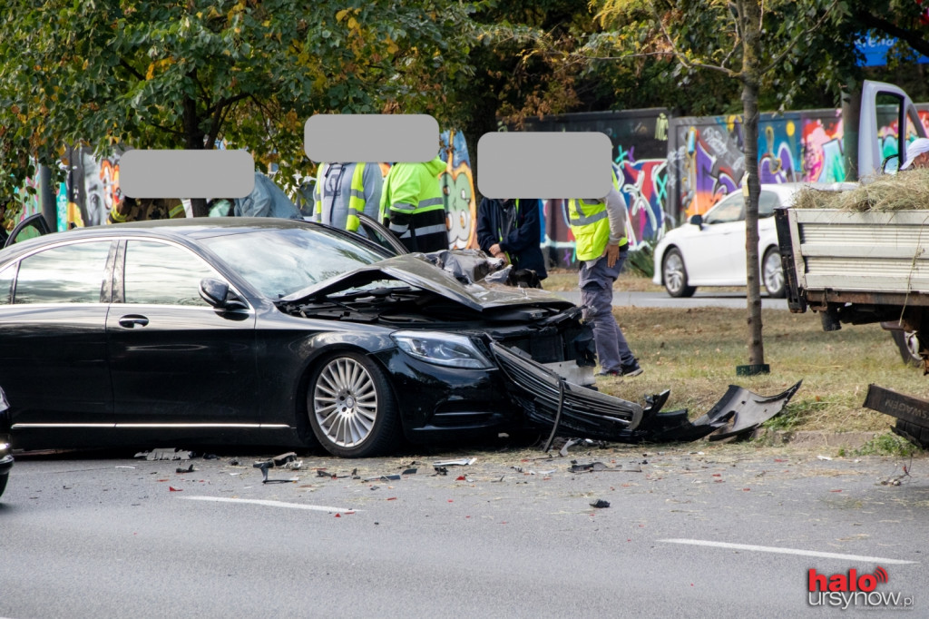 Mercedes wjechał w auto kosiarzy. Ogromne korki na Puławskiej w stronę centrum