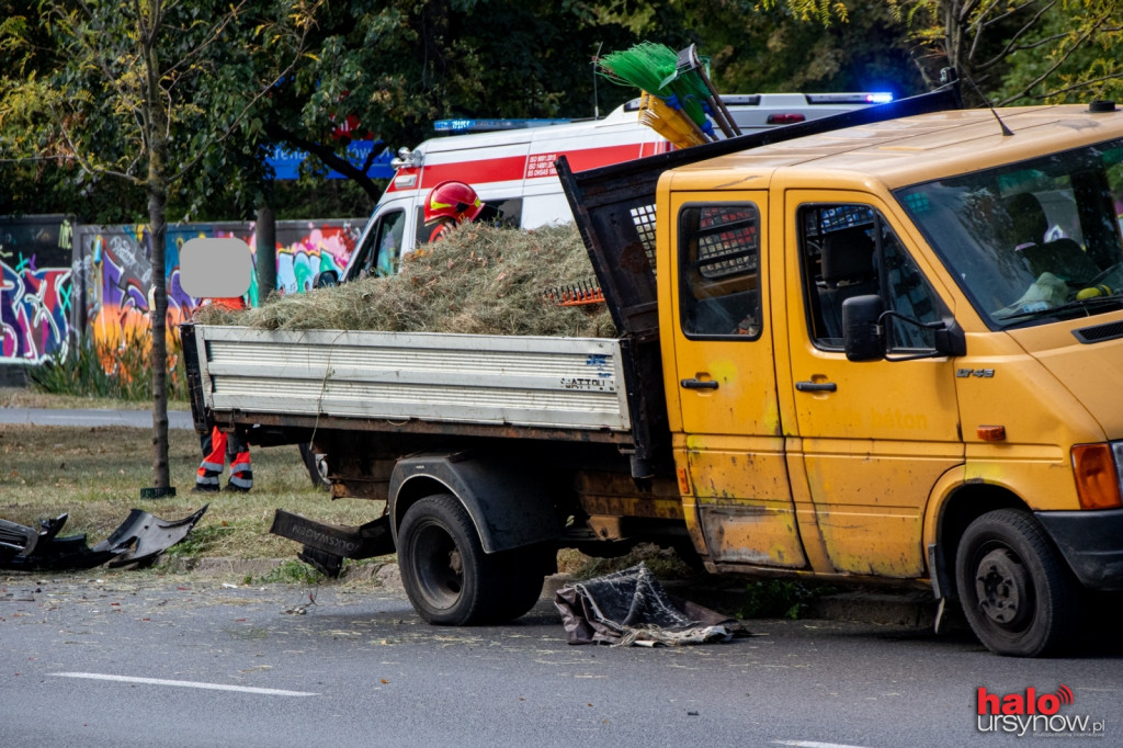 Mercedes wjechał w auto kosiarzy. Ogromne korki na Puławskiej w stronę centrum
