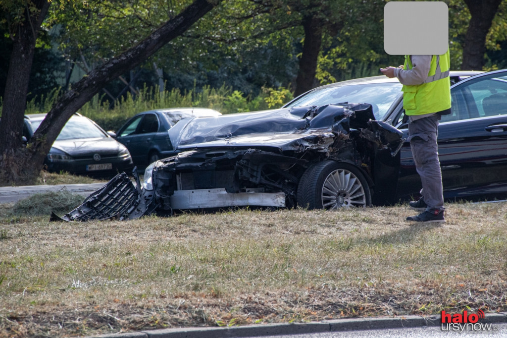 Mercedes wjechał w auto kosiarzy. Ogromne korki na Puławskiej w stronę centrum