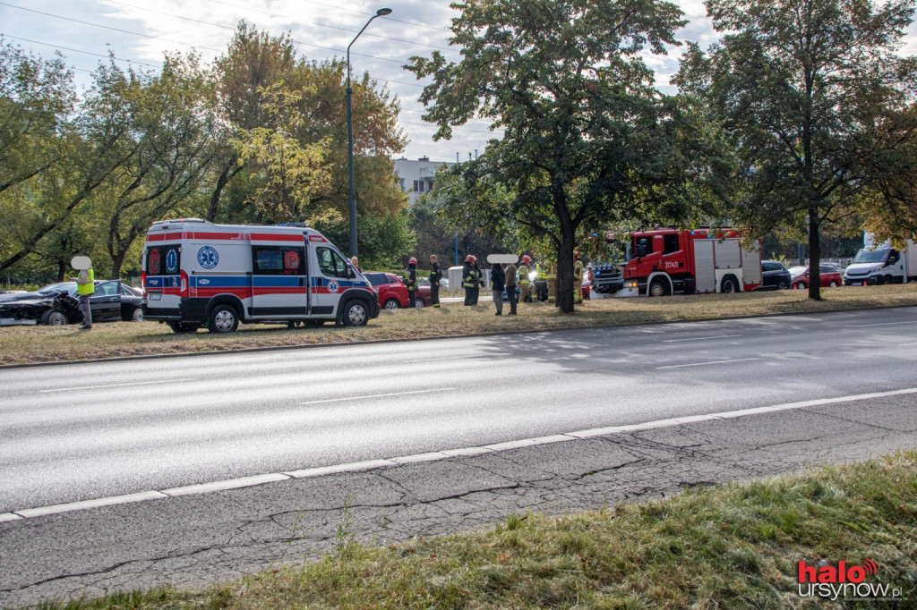 Mercedes wjechał w auto kosiarzy. Ogromne korki na Puławskiej w stronę centrum