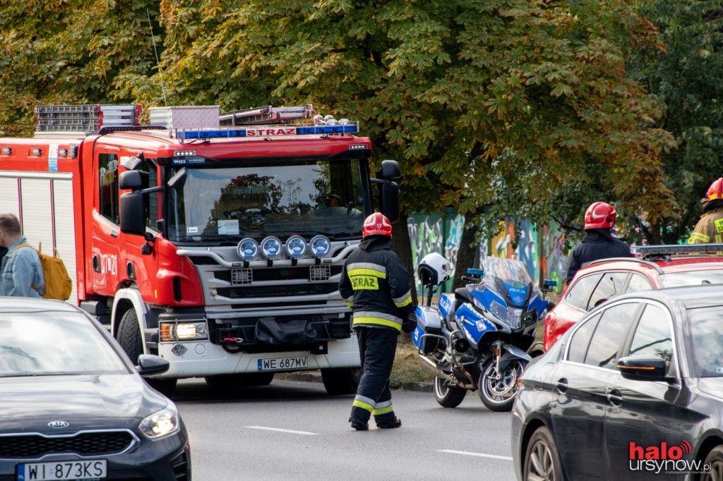 Mercedes wjechał w auto kosiarzy. Ogromne korki na Puławskiej w stronę centrum