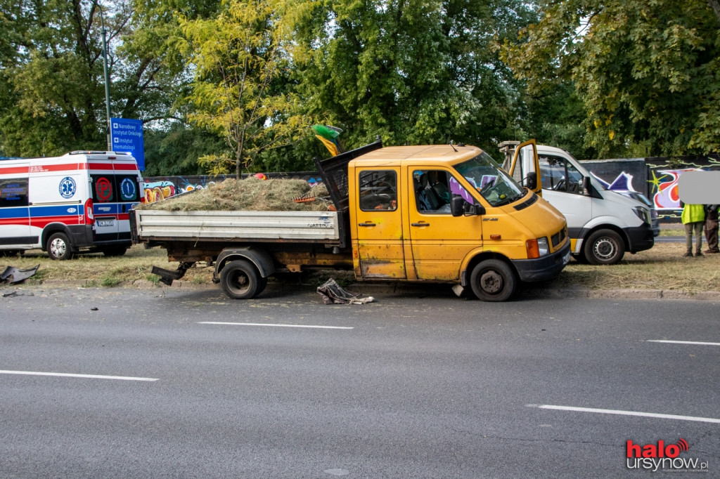 Mercedes wjechał w auto kosiarzy. Ogromne korki na Puławskiej w stronę centrum