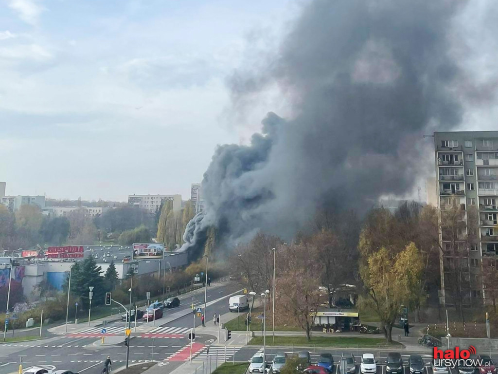 Pożar przy metrze Ursynów. Ogromne kłęby dymu na dzielnicą