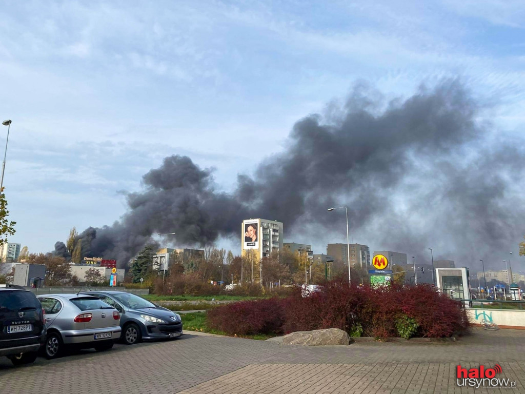 Pożar przy metrze Ursynów. Ogromne kłęby dymu na dzielnicą