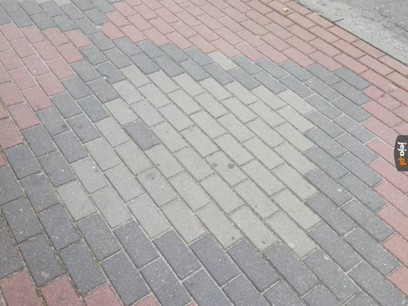 ?Jak dobrze, że położyli płyty?. A co jest nie tak z kostką Bauma?