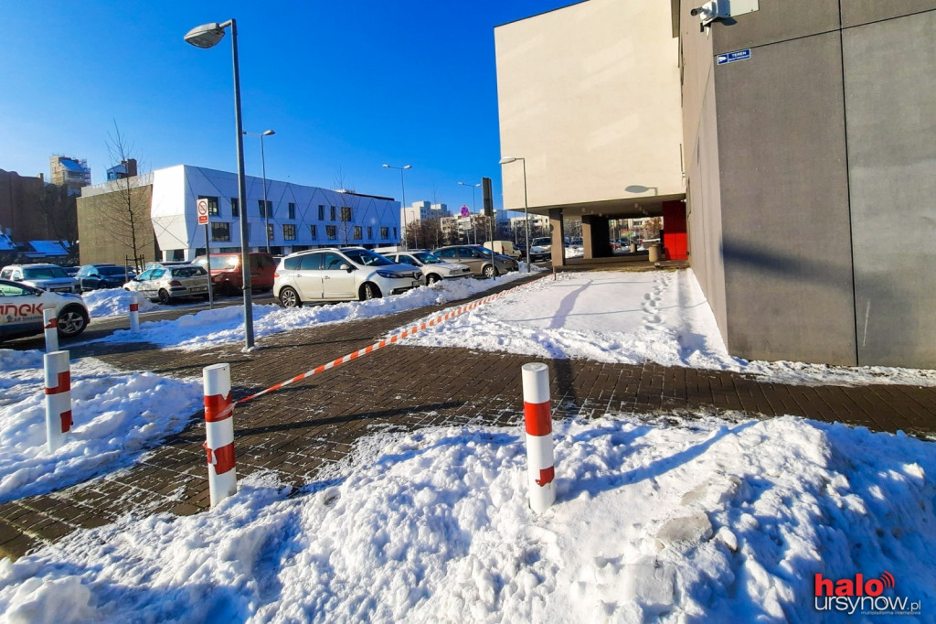 Wejście do ratusza zablokowane! Wszystko przez spadające sople