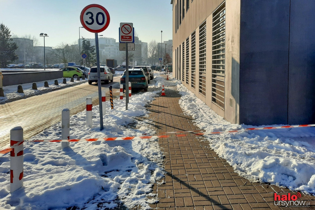 Wejście do ratusza zablokowane! Wszystko przez spadające sople