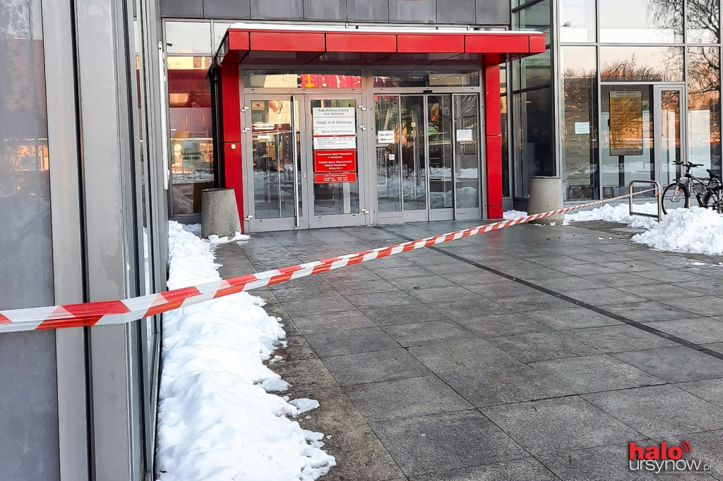 Wejście do ratusza zablokowane! Wszystko przez spadające sople