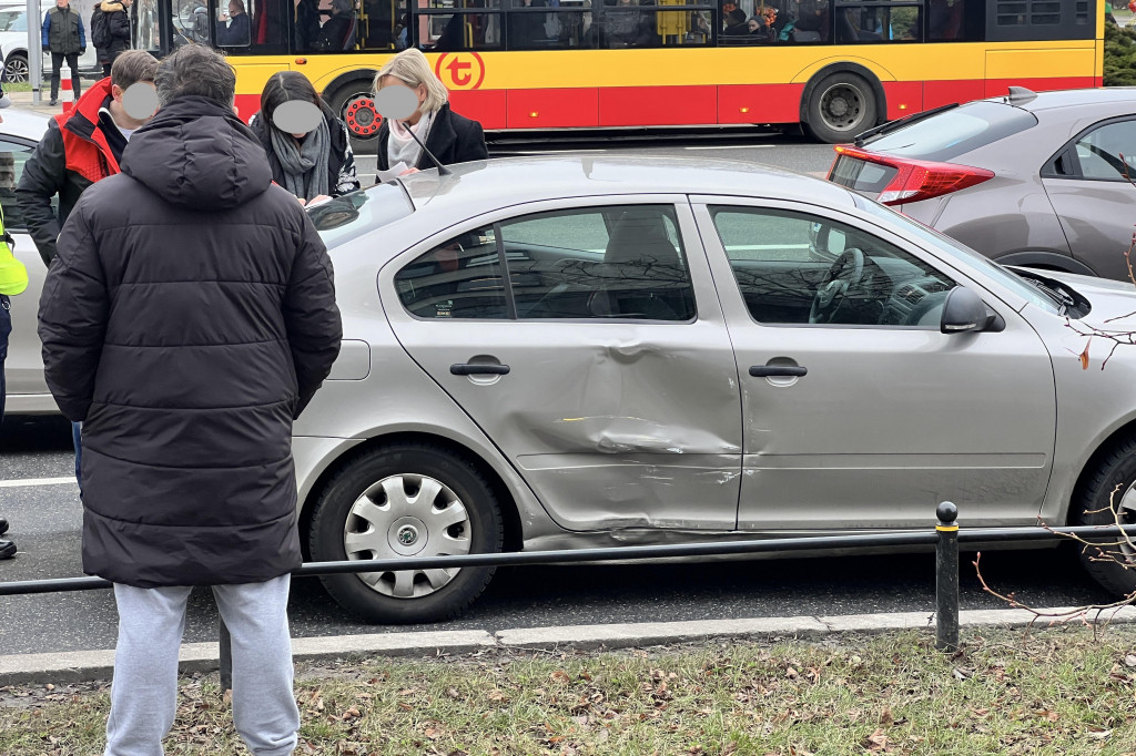 Wypadek przy ratuszu. Zderzenie 2 aut i autobusu