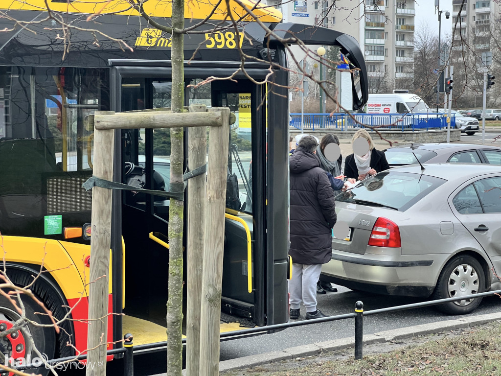 Wypadek przy ratuszu. Zderzenie 2 aut i autobusu