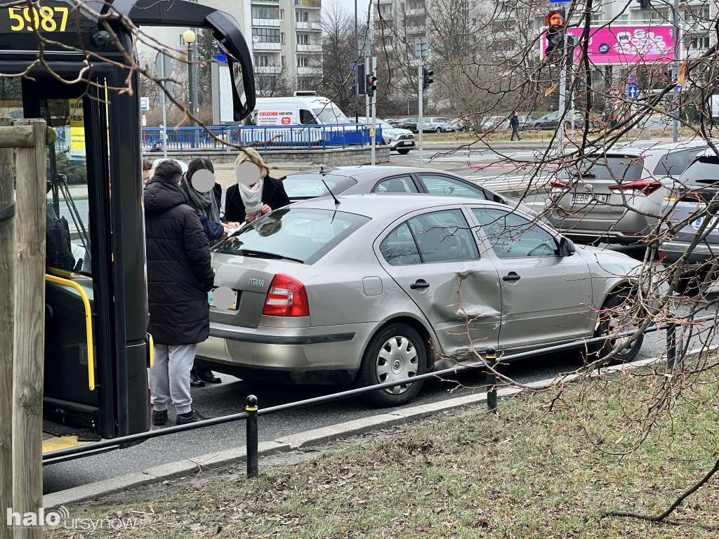 Wypadek przy ratuszu. Zderzenie 2 aut i autobusu