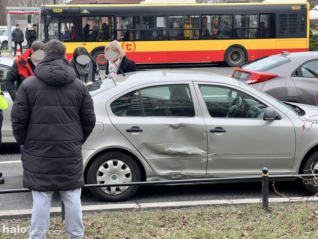 Wypadek przy ratuszu. Zderzenie 2 aut i autobusu