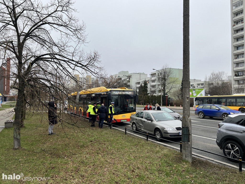 Wypadek przy ratuszu. Zderzenie 2 aut i autobusu