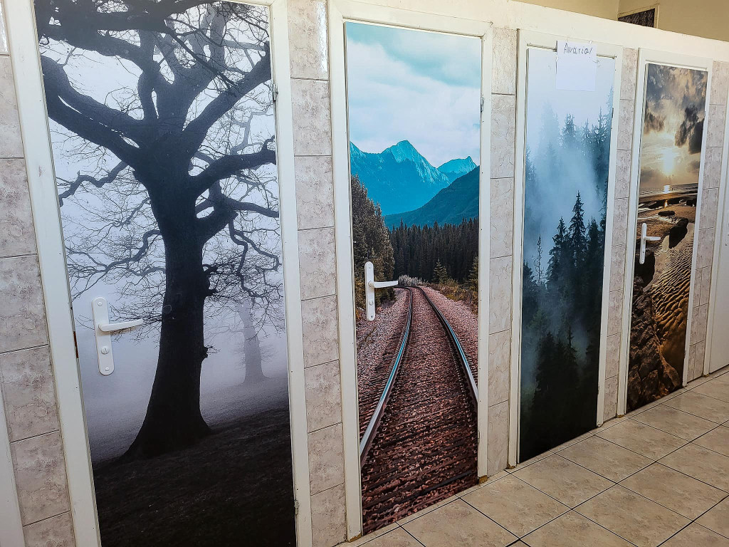 Las, plaża i góry w szkolnej toalecie!