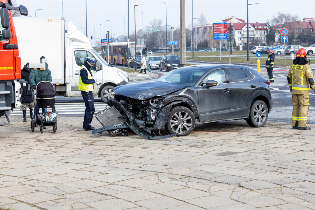 Groźnie wyglądająca kolizja na Płaskowickiej