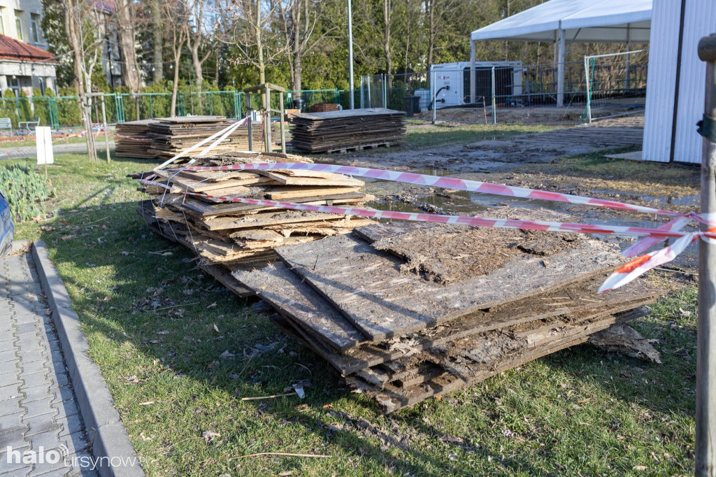 Rozbierają lodowisko przy Kajakowej