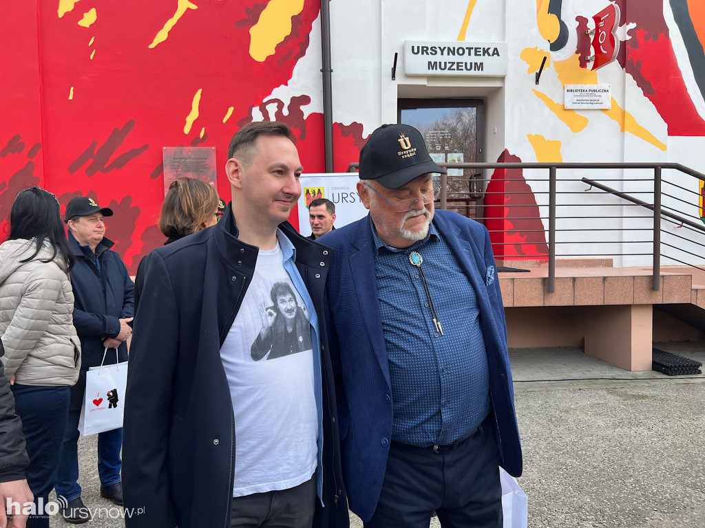 Mural z Krzysztofem Krawczykiem odsłonięty