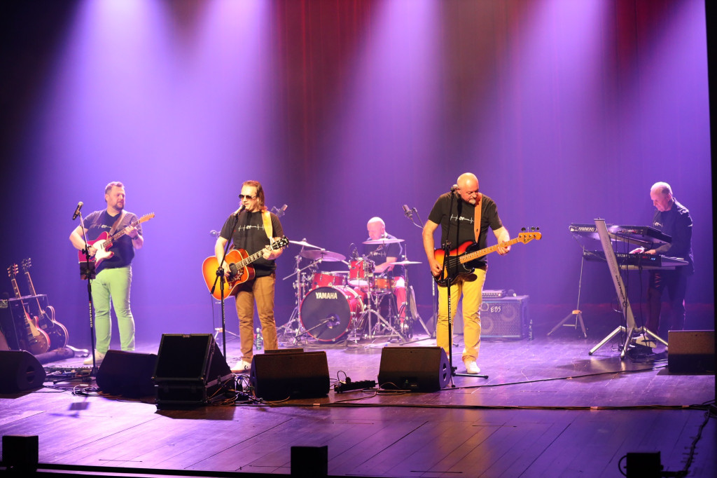Kolorowe Gitary z przebojami Czerwonych Gitar