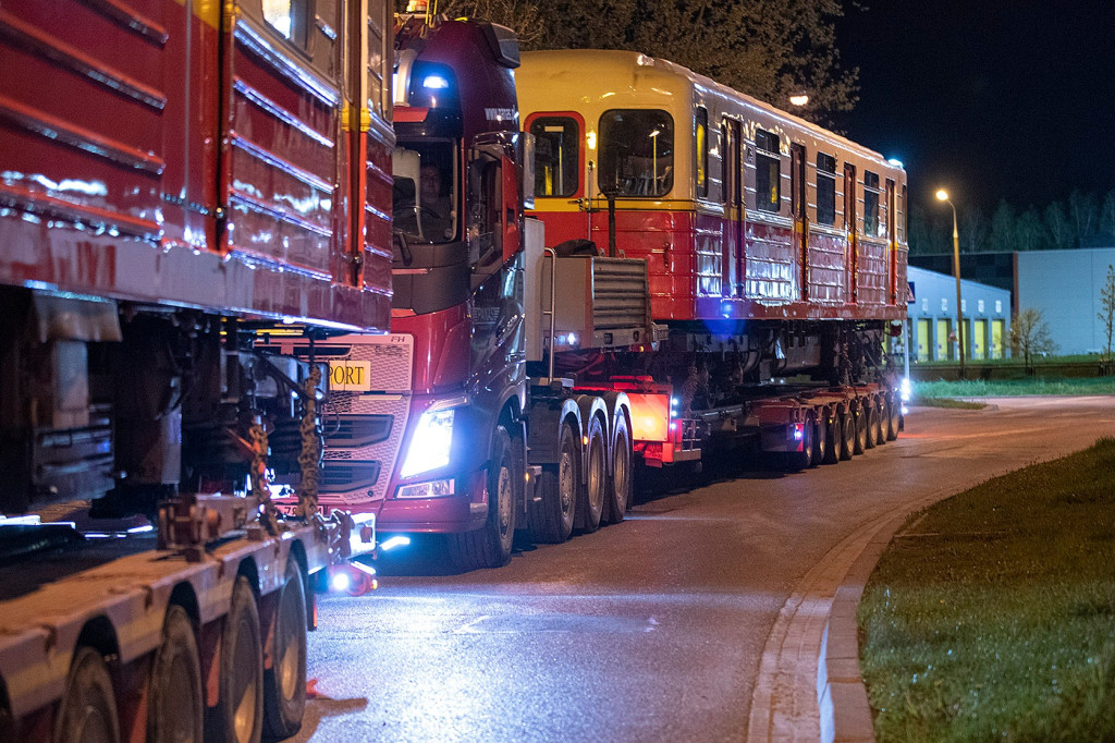 Niecodzienny widok! Skład metra na ulicach
