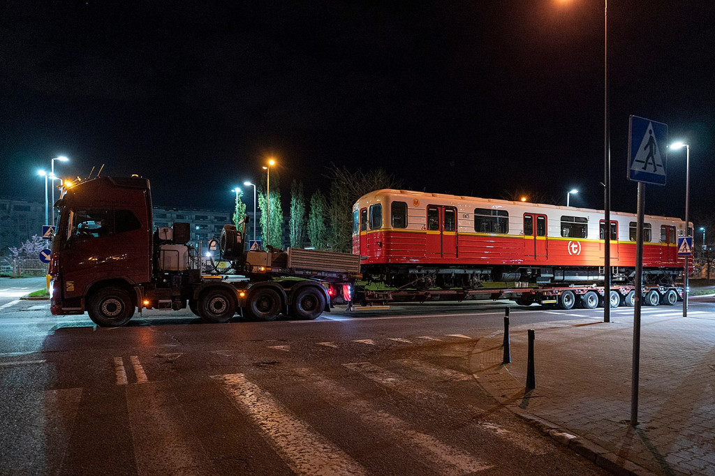 Niecodzienny widok! Skład metra na ulicach