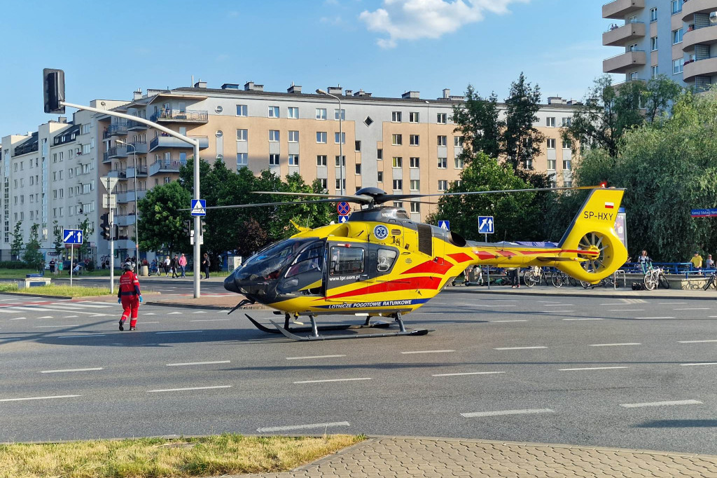 Wypadek na Kabatach. Lądował śmigłowiec pogotowia