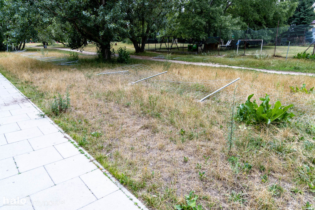 Zniszczone ogrodzenie na Kabatach