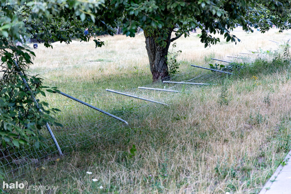 Zniszczone ogrodzenie na Kabatach