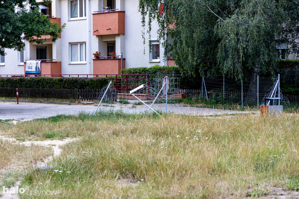 Zniszczone ogrodzenie na Kabatach