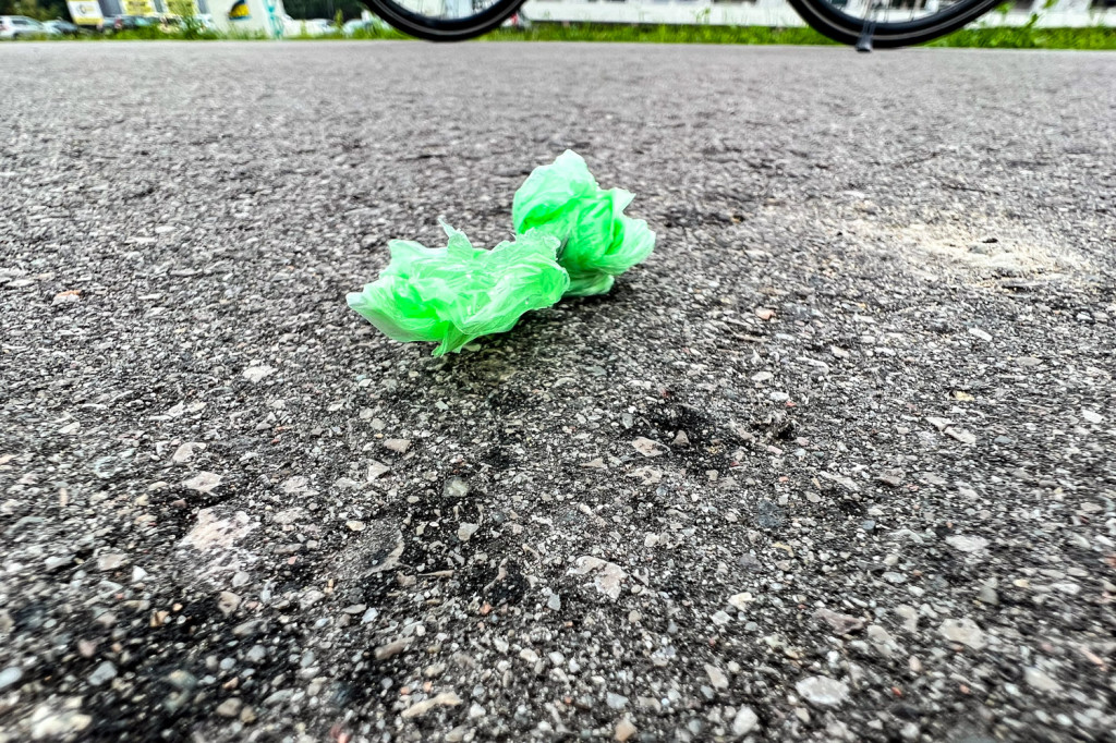 Ostre śruby wbite w asfalt