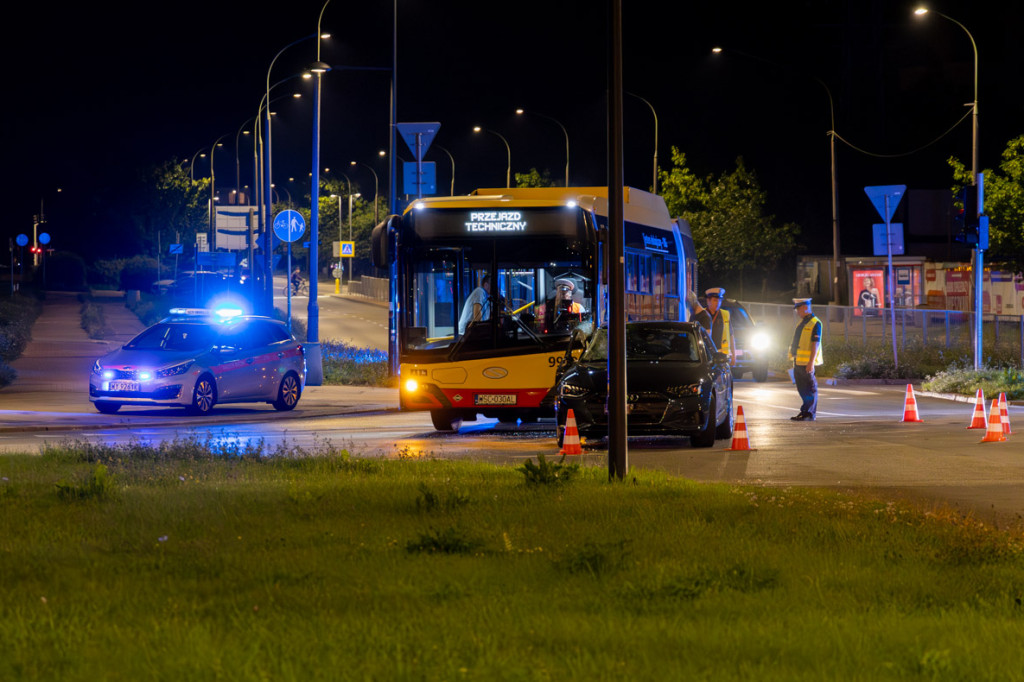 Kolizja autobusu z audi