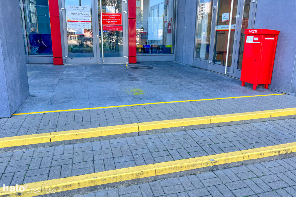 Żółte strefy bez dymka przy urzędzie dzielnicy