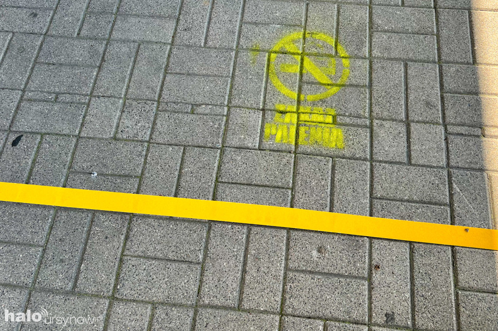 Żółte strefy bez dymka przy urzędzie dzielnicy