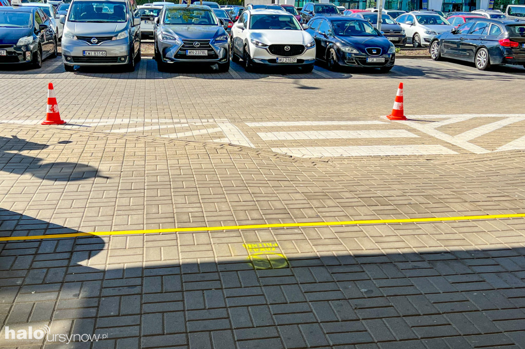 Żółte strefy bez dymka przy urzędzie dzielnicy