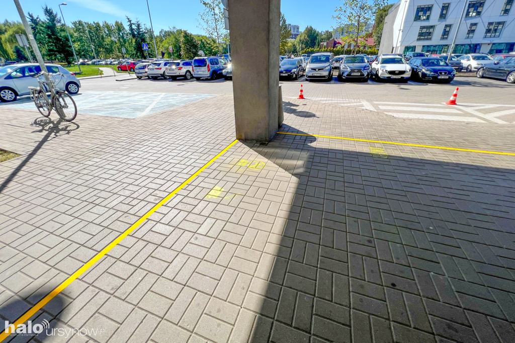 Żółte strefy bez dymka przy urzędzie dzielnicy