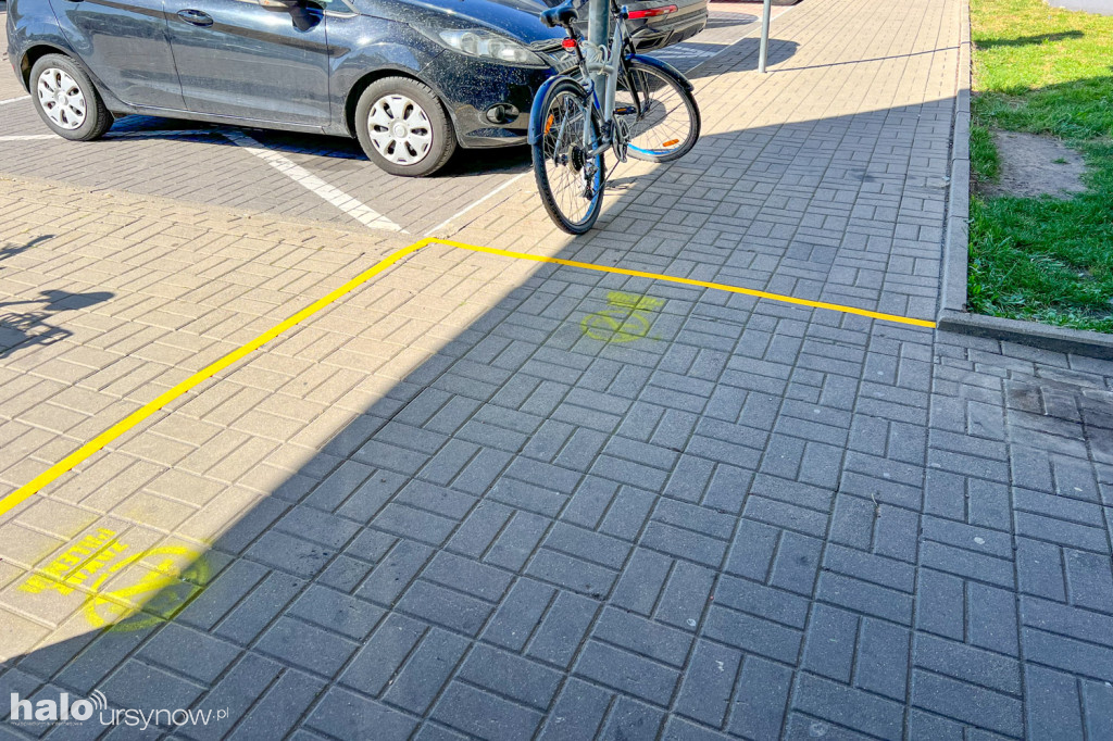 Żółte strefy bez dymka przy urzędzie dzielnicy