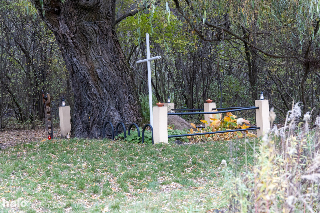 Tu zawsze pali się znicz...