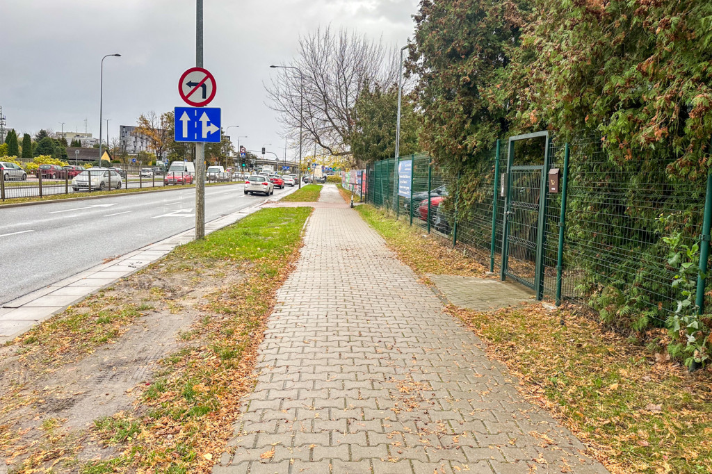 Chodnik przed szkołą przy ul. Poleczki