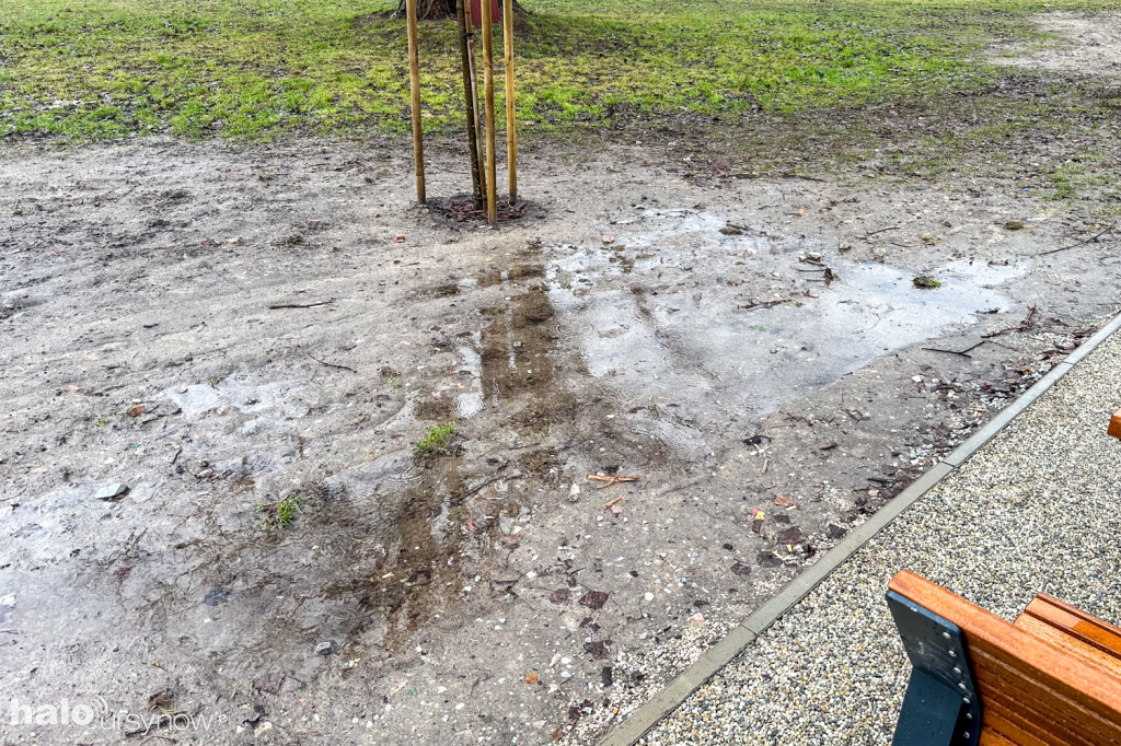 Skwer z fontanną za urzędem dzielnicy