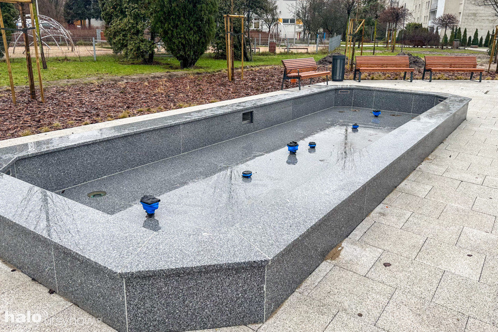 Skwer z fontanną za urzędem dzielnicy
