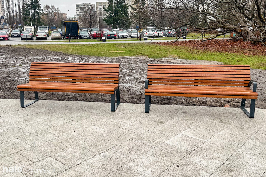 Skwer z fontanną za urzędem dzielnicy