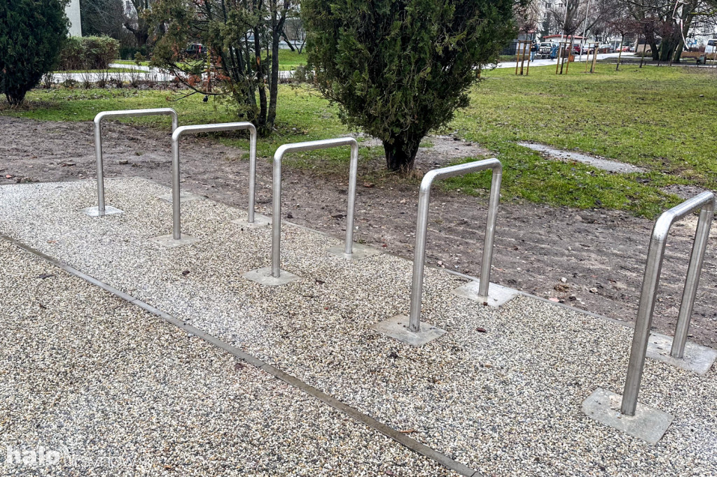 Skwer z fontanną za urzędem dzielnicy