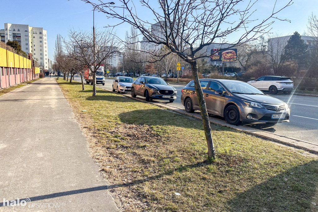 Sznur zaparkowanych samochodów na Belgradzkiej