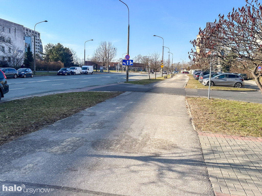 Sznur zaparkowanych samochodów na Belgradzkiej