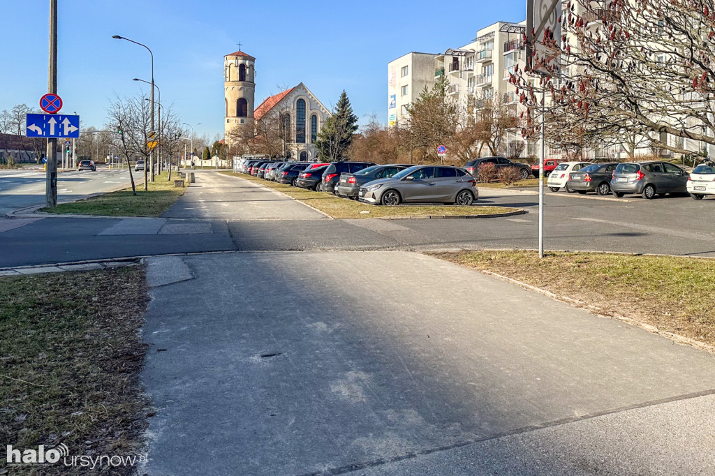 Sznur zaparkowanych samochodów na Belgradzkiej