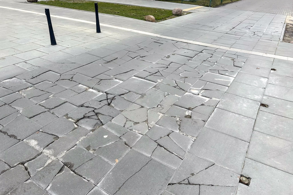 Nowy chodnik już zniszczony! Kto go tak połamał?