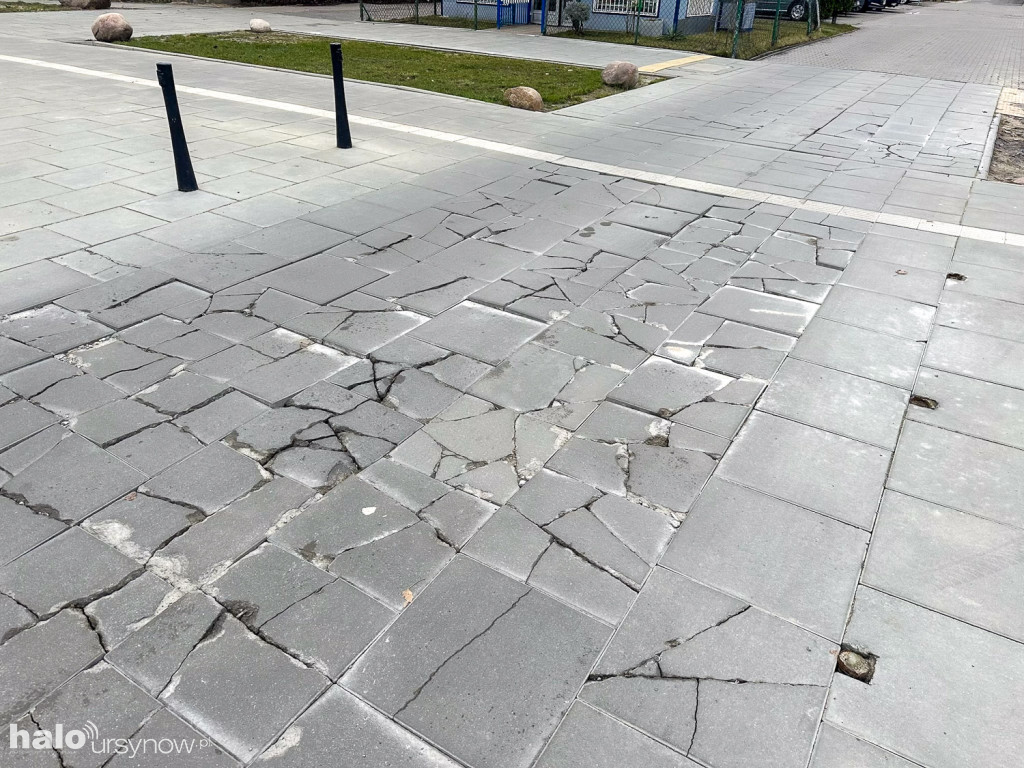 Nowy chodnik już zniszczony! Kto go tak połamał?