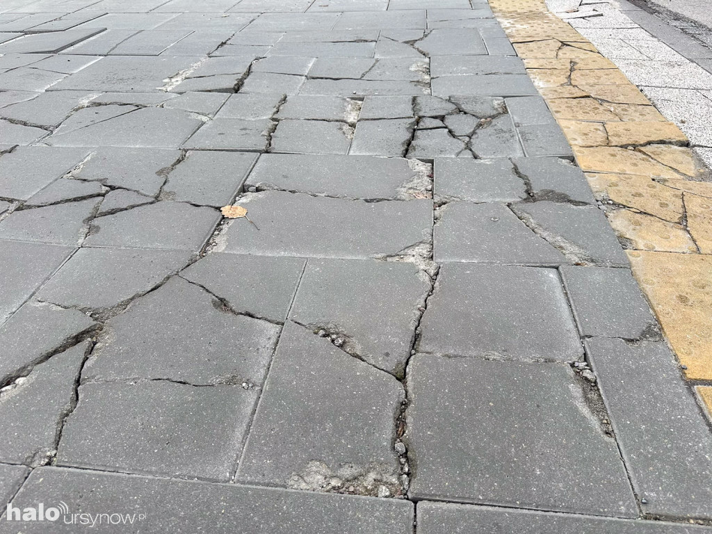 Nowy chodnik już zniszczony! Kto go tak połamał?