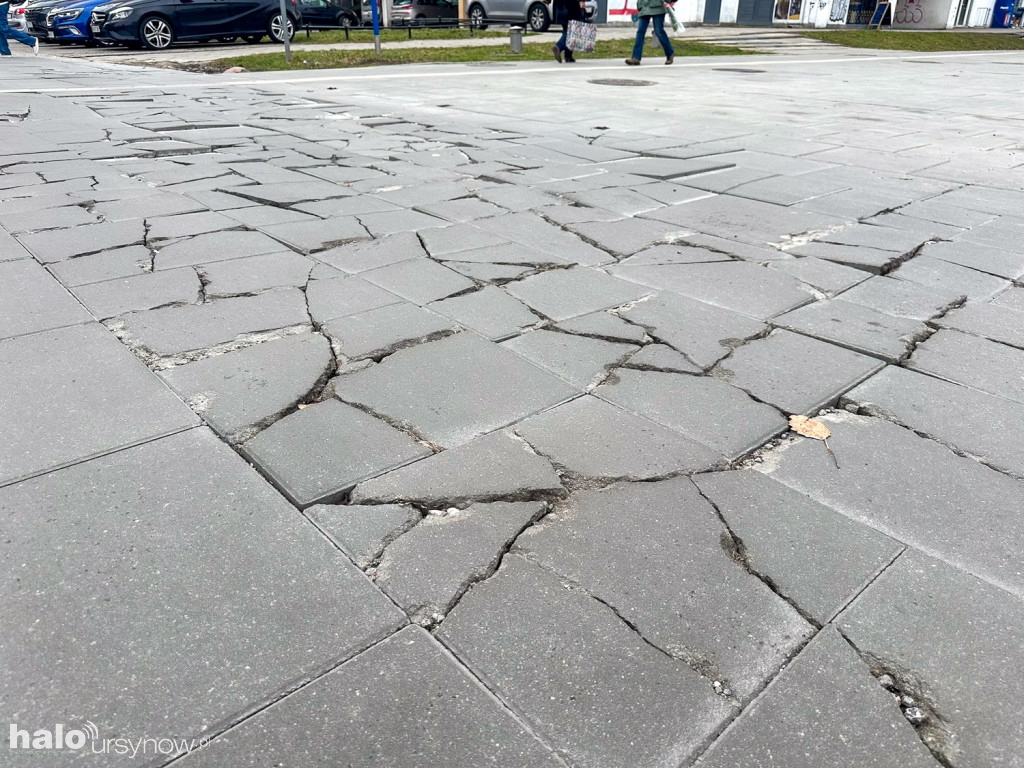 Nowy chodnik już zniszczony! Kto go tak połamał?