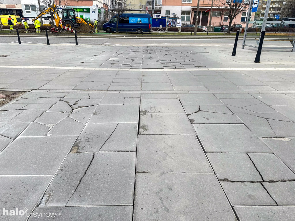 Nowy chodnik już zniszczony! Kto go tak połamał?
